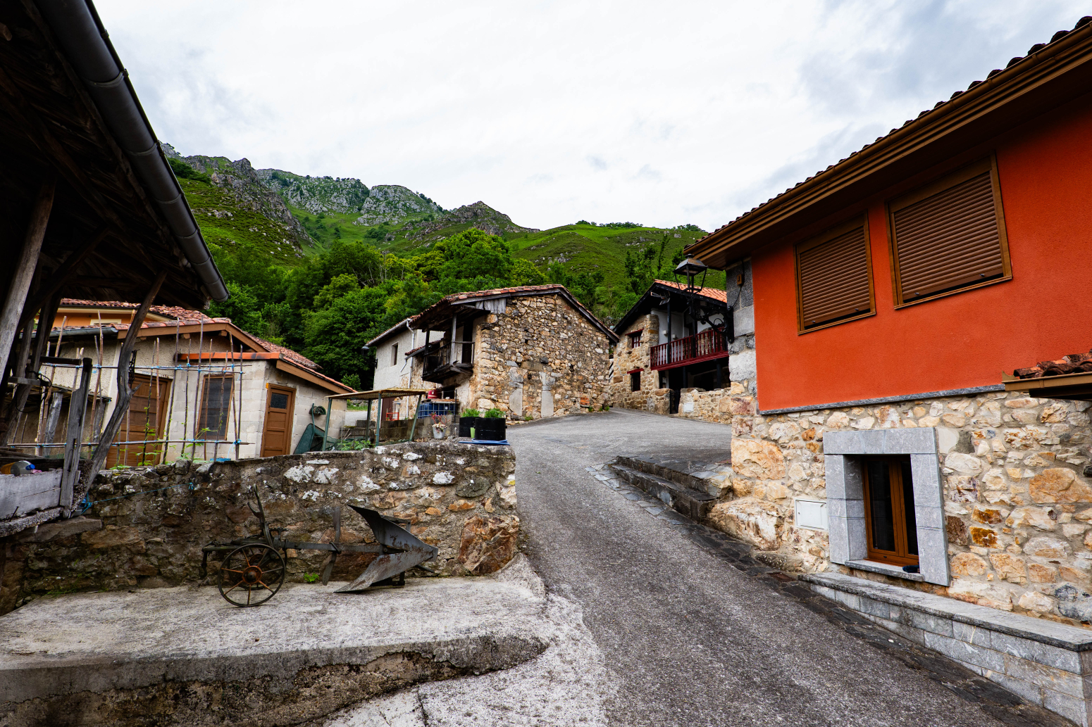 casas--chalets en sobrescobio · lugar-villamorei-105 35000€
