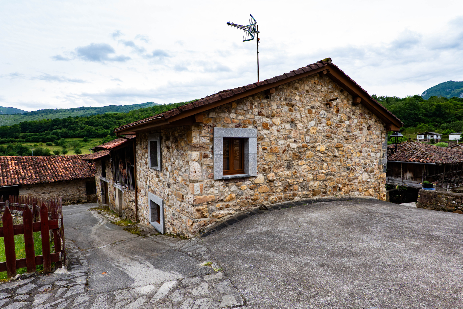 casas--chalets en sobrescobio · lugar-villamorei-105 35000€