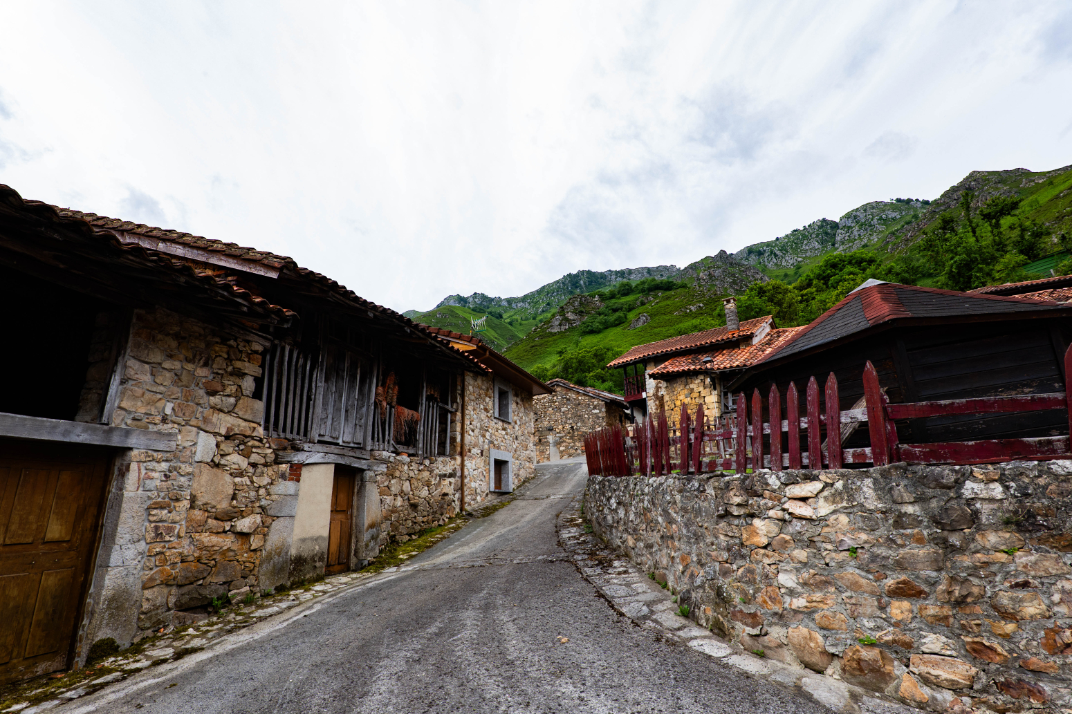 casas--chalets en sobrescobio · lugar-villamorei-105 35000€