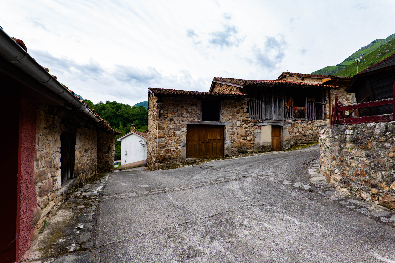 casas--chalets en sobrescobio · lugar-villamorei-105 35000€