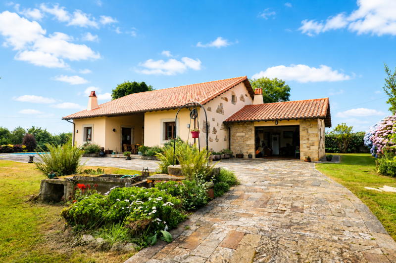 PRECIOSA CASA CON PISCINA EN CAREÑES