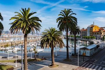 VENTA PISO AMPLIO EN EL MUELLE CON ESPECTACULARES VISTAS AL MAR Y AL PUERTO DEPORTIVO