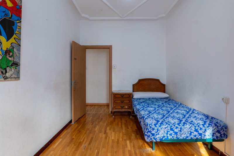 AMPLIA VIVIENDA DE 4 DORMITORIOS Y 2 BAÑOS CERCA DE LA PLAYA