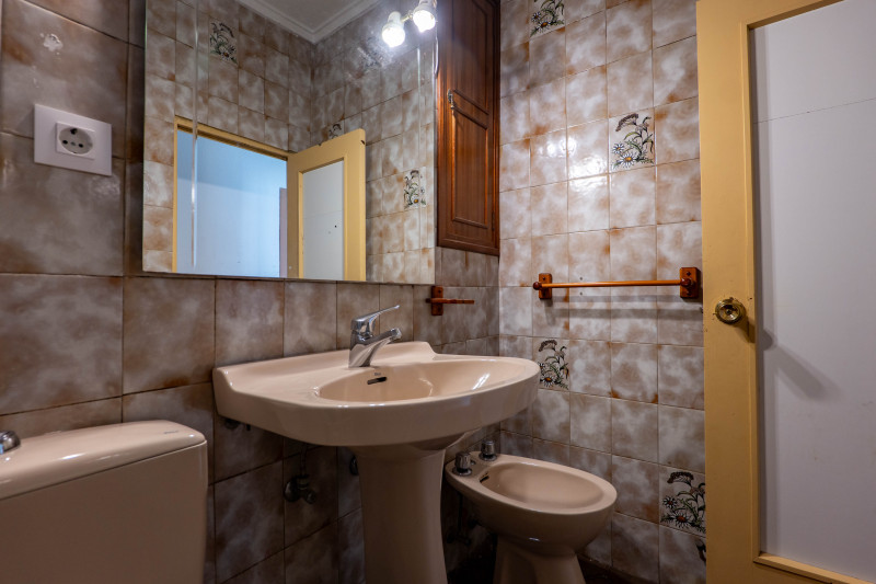 AMPLIA VIVIENDA DE 4 DORMITORIOS Y 2 BAÑOS CERCA DE LA PLAYA