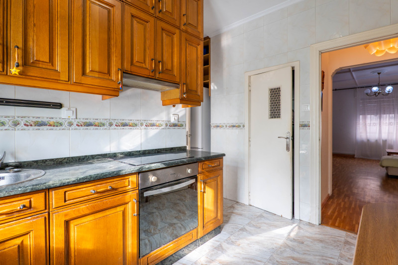 AMPLIA VIVIENDA DE 4 DORMITORIOS Y 2 BAÑOS CERCA DE LA PLAYA