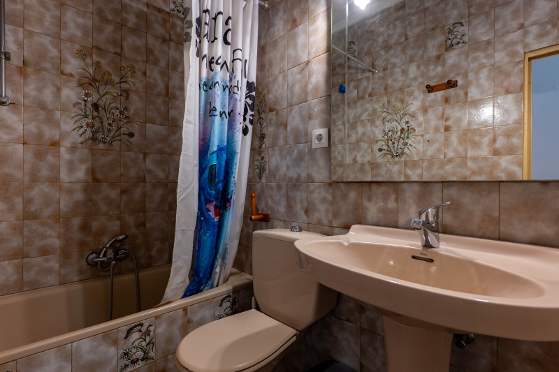 AMPLIA VIVIENDA DE 4 DORMITORIOS Y 2 BAÑOS CERCA DE LA PLAYA