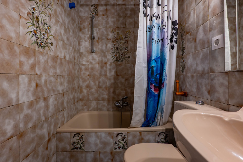AMPLIA VIVIENDA DE 4 DORMITORIOS Y 2 BAÑOS CERCA DE LA PLAYA