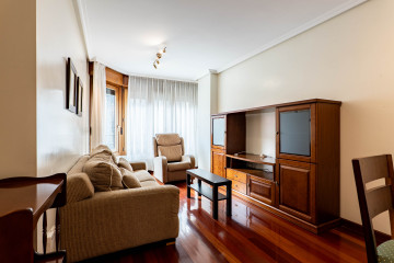 ELEGANTE VIVIENDA CON GARAJE Y TRASTERO EN PLENO CENTRO DE GIJON