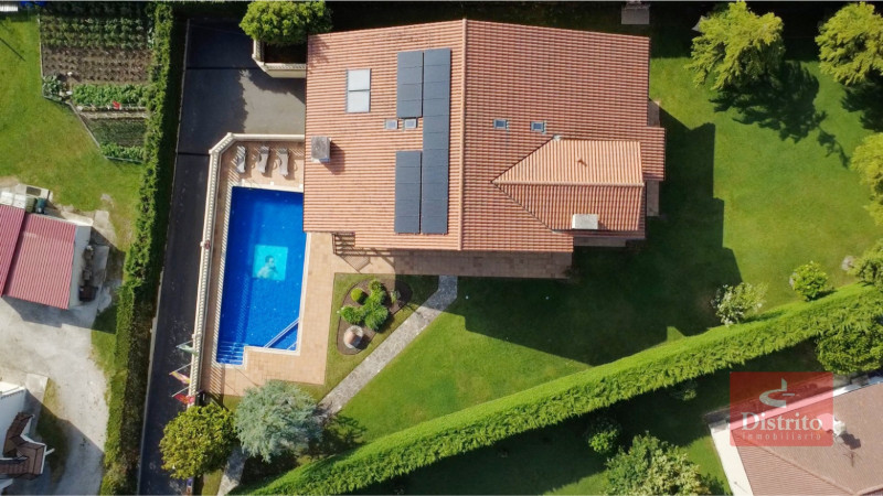 Chalet con piscina en Soto de la Marina