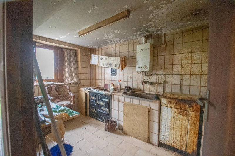 Casa para reformar con cuadra, fincas rústicas y monte de eucaliptos.
