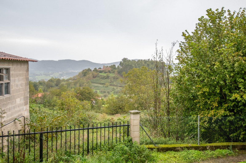 Casa para reformar con cuadra, fincas rústicas y monte de eucaliptos.