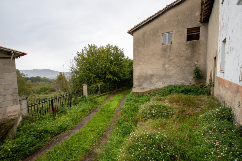 Casa para reformar con cuadra, fincas rústicas y monte de eucaliptos.