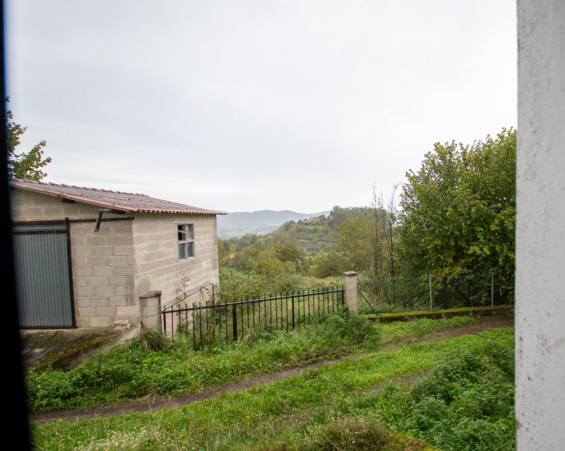 Casa para reformar con cuadra, fincas rústicas y monte de eucaliptos.