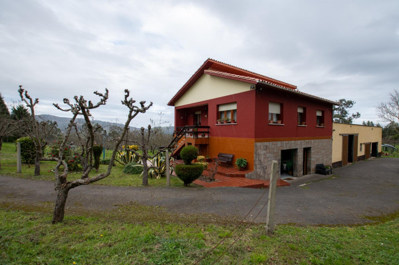 Venta de casa independiente con edificaciones anexas y fincas en Villaviciosa-Asturias