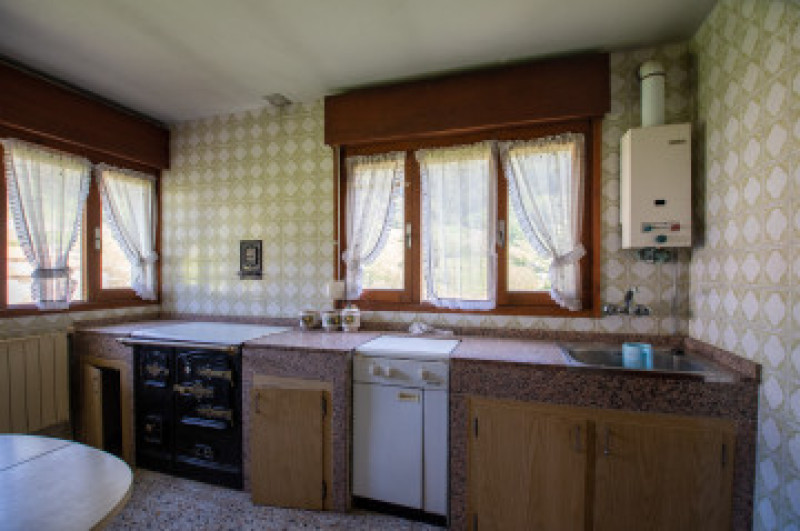 Venta de casa Independiente con terreno en Tazones.-Villaviciosa