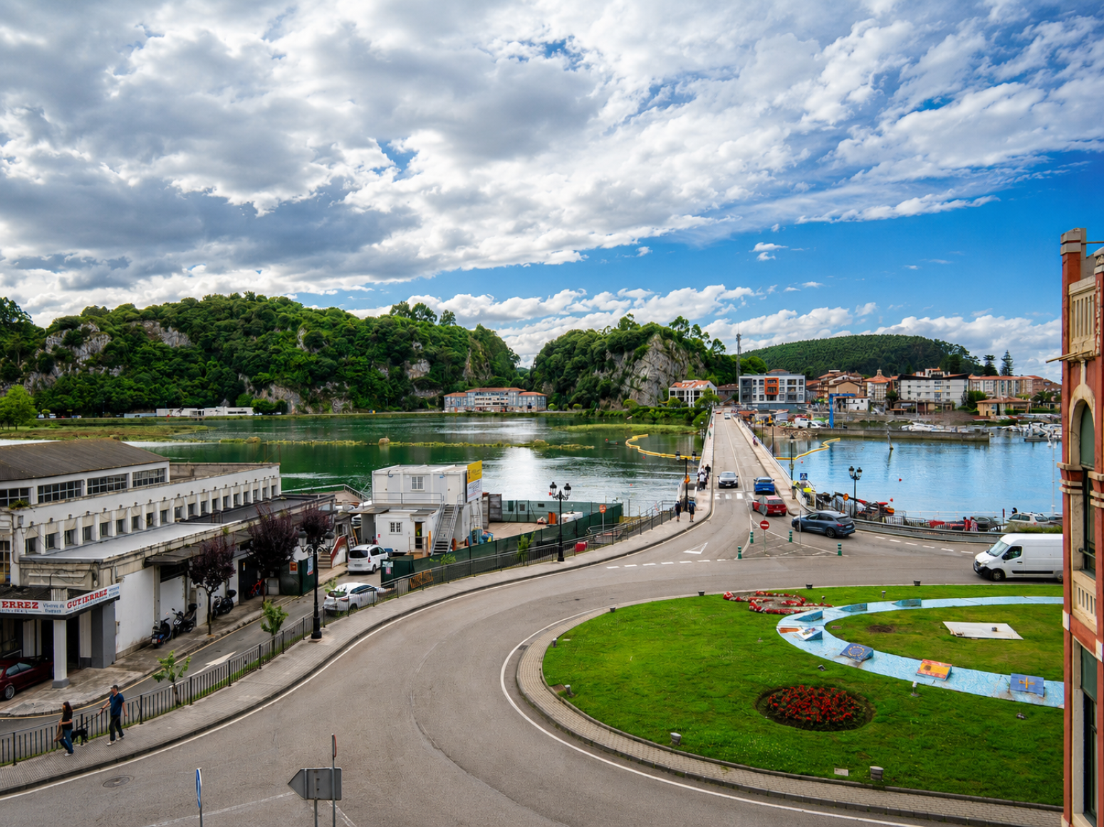Venta de piso adoptado de  tres dormitorios con vistas a la Ría de  Ribadesella.