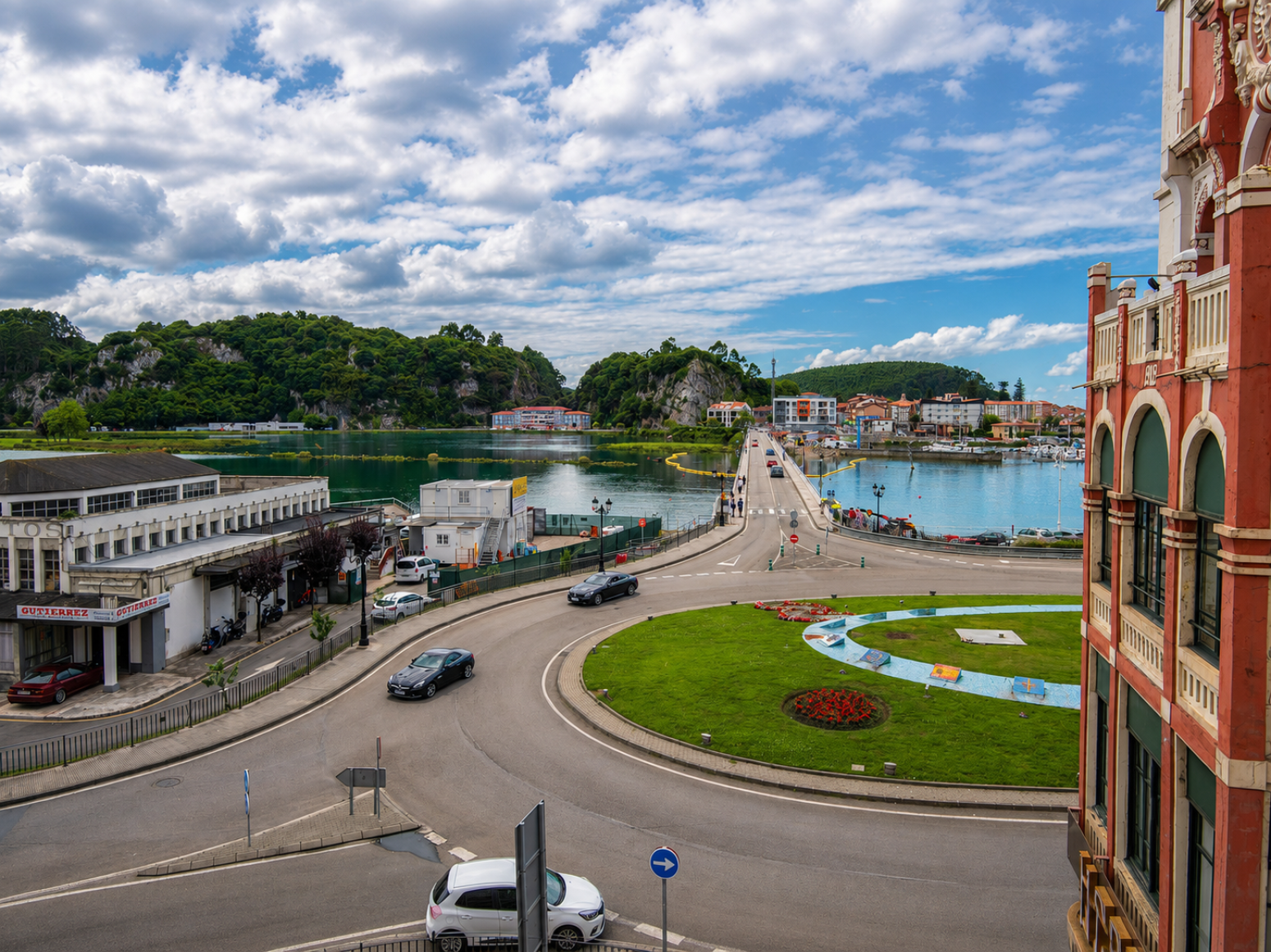 Venta de piso adoptado de  tres dormitorios con vistas a la Ría de  Ribadesella.