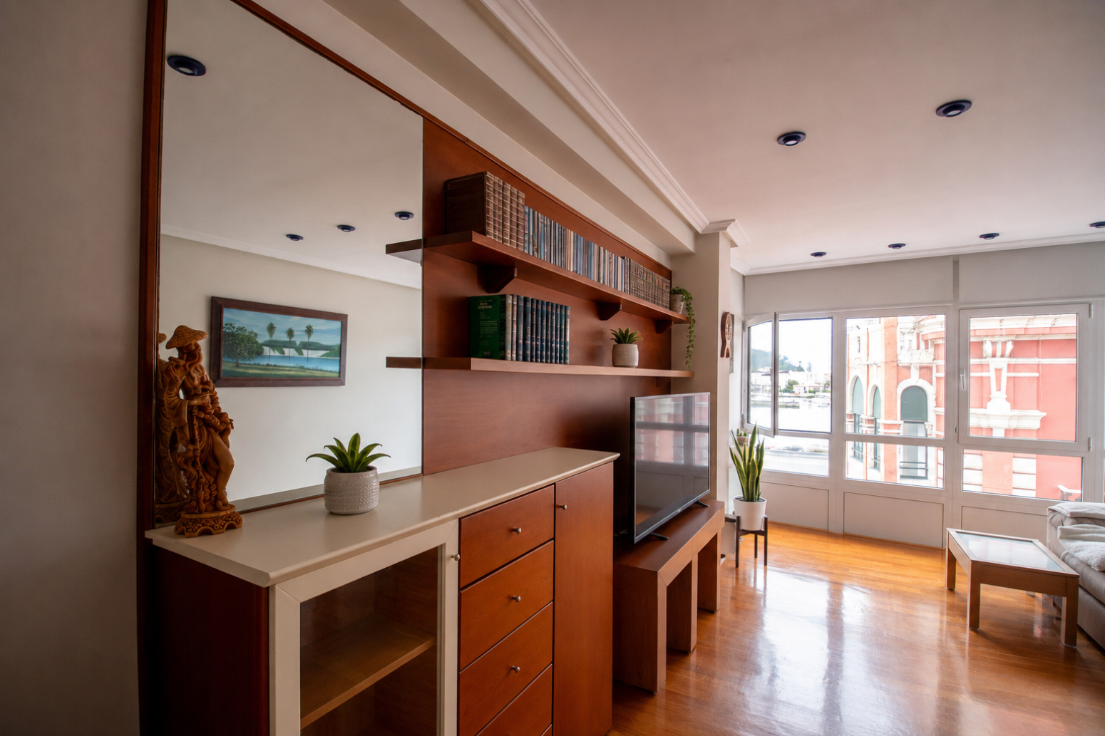 Venta de piso adoptado de  tres dormitorios con vistas a la Ría de  Ribadesella.