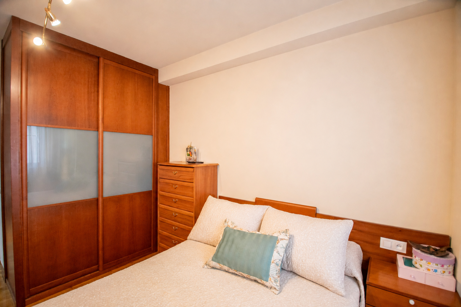 Venta de piso adoptado de  tres dormitorios con vistas a la Ría de  Ribadesella.