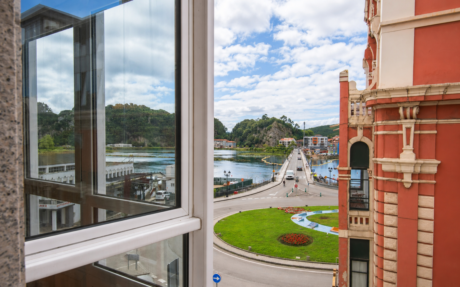 Venta de piso adoptado de  tres dormitorios con vistas a la Ría de  Ribadesella.