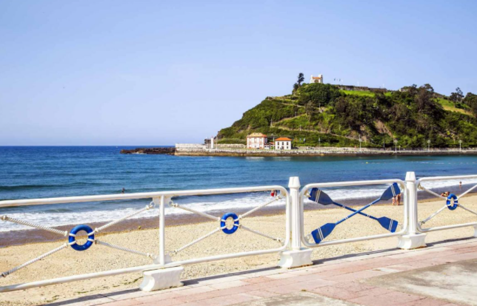 Venta de piso adoptado de  tres dormitorios con vistas a la Ría de  Ribadesella.