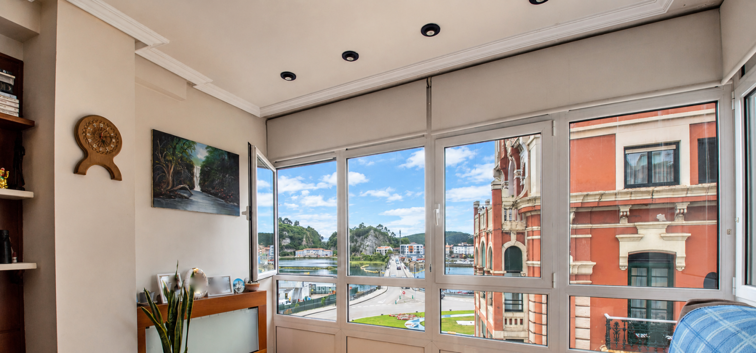 Venta de piso adoptado de  tres dormitorios con vistas a la Ría de  Ribadesella.