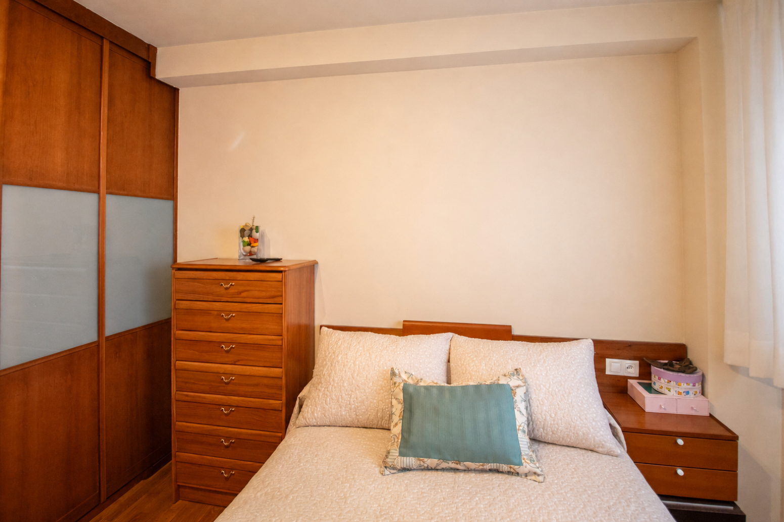 Venta de piso adoptado de  tres dormitorios con vistas a la Ría de  Ribadesella.