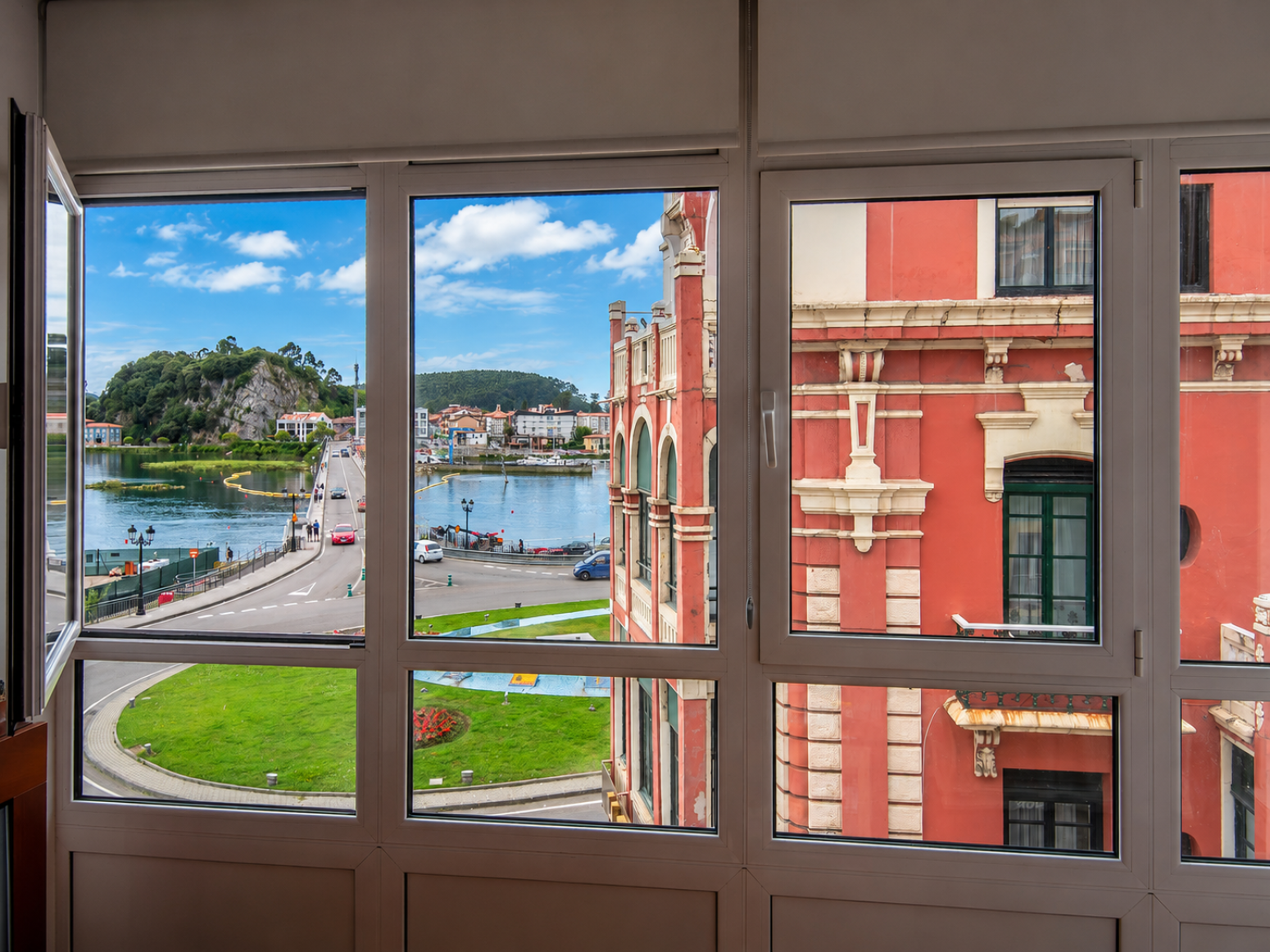 Venta de piso adoptado de  tres dormitorios con vistas a la Ría de  Ribadesella.
