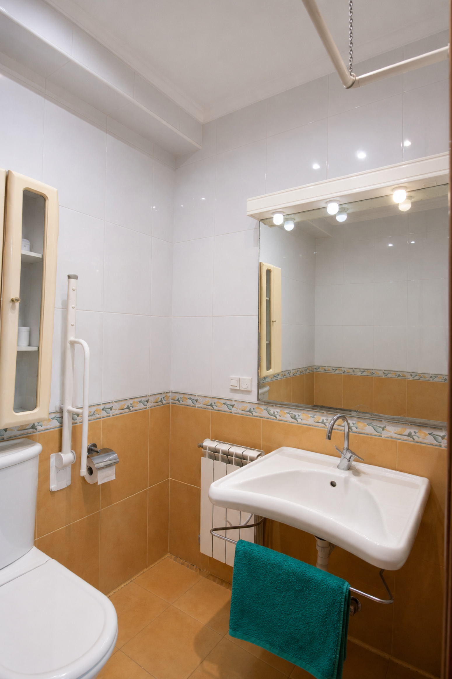 Venta de piso adoptado de  tres dormitorios con vistas a la Ría de  Ribadesella.