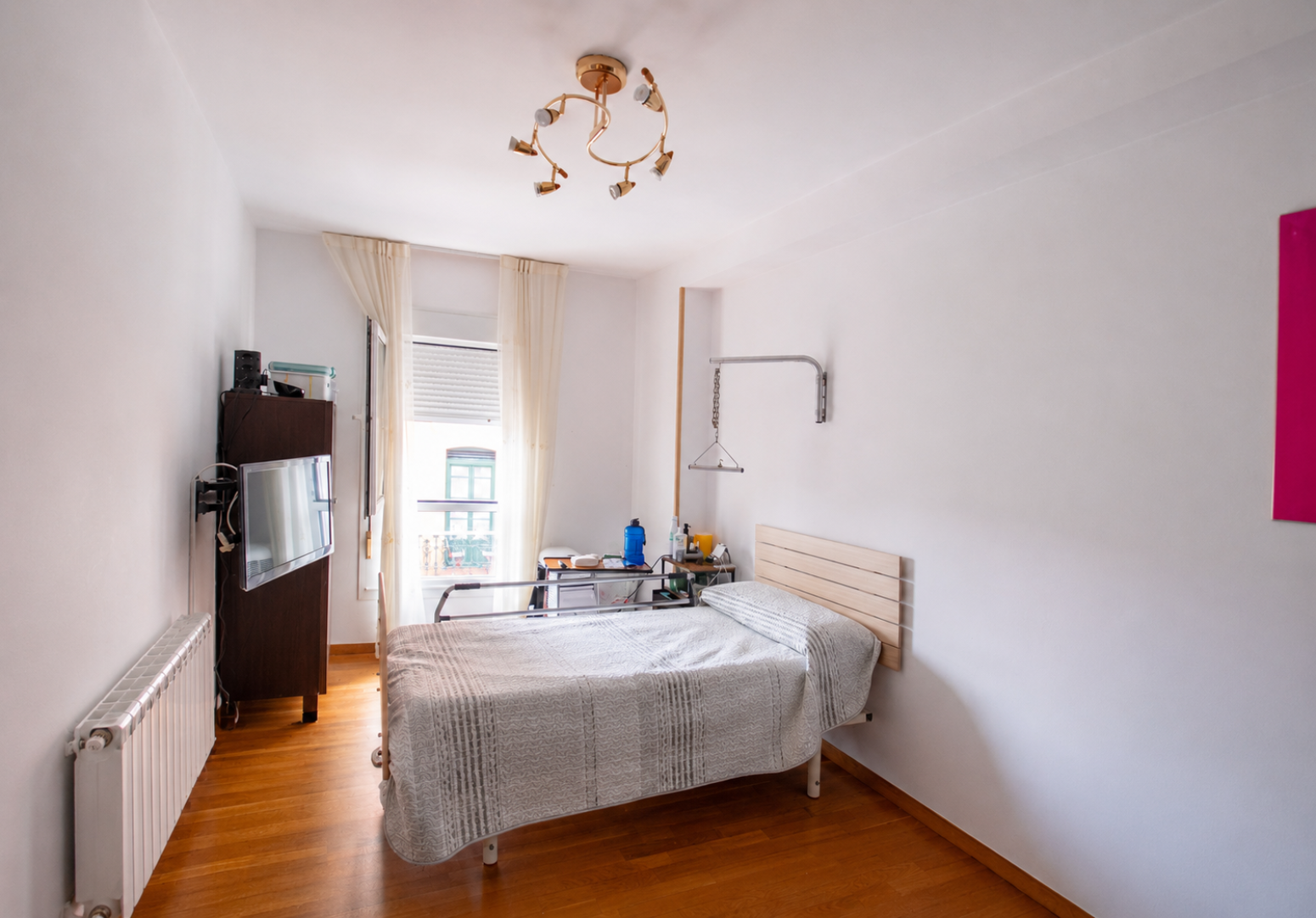 Venta de piso adoptado de  tres dormitorios con vistas a la Ría de  Ribadesella.