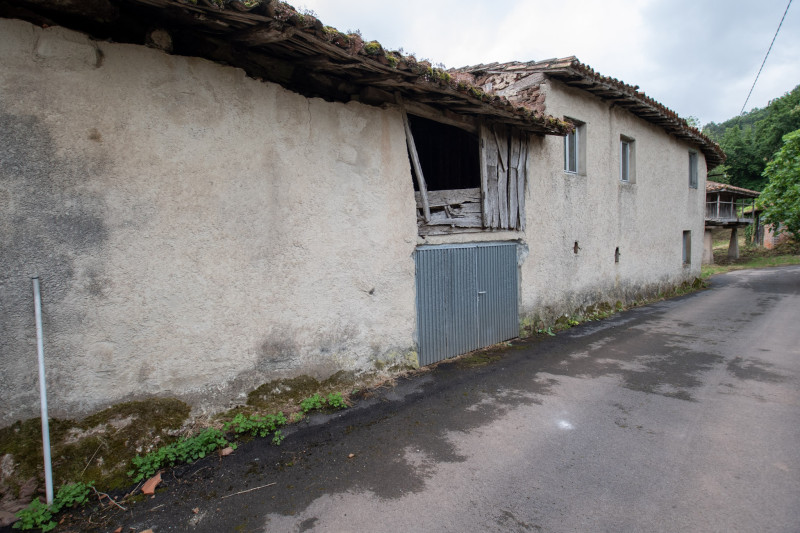 Casa para rehabilitar con cuadra, hórreo  y finca edificable en La Madalena-Villaviciosa