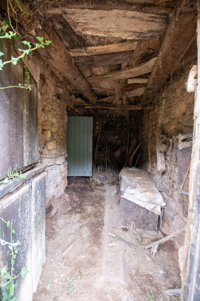 Casa para rehabilitar con cuadra, hórreo  y finca edificable en La Madalena-Villaviciosa