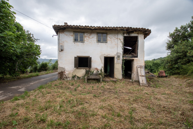 Casa para rehabilitar con cuadra, hórreo  y finca edificable en La Madalena-Villaviciosa