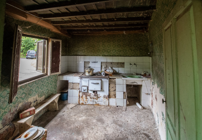 Casa para rehabilitar con cuadra, hórreo  y finca edificable en La Madalena-Villaviciosa
