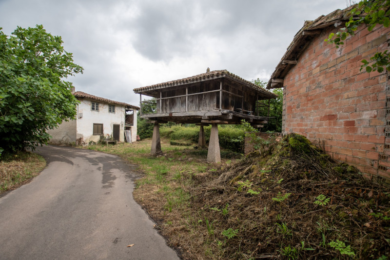 Casa para rehabilitar con cuadra, hórreo  y finca edificable en La Madalena-Villaviciosa