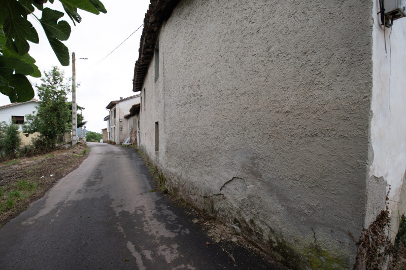 Casa para rehabilitar con cuadra, hórreo  y finca edificable en La Madalena-Villaviciosa