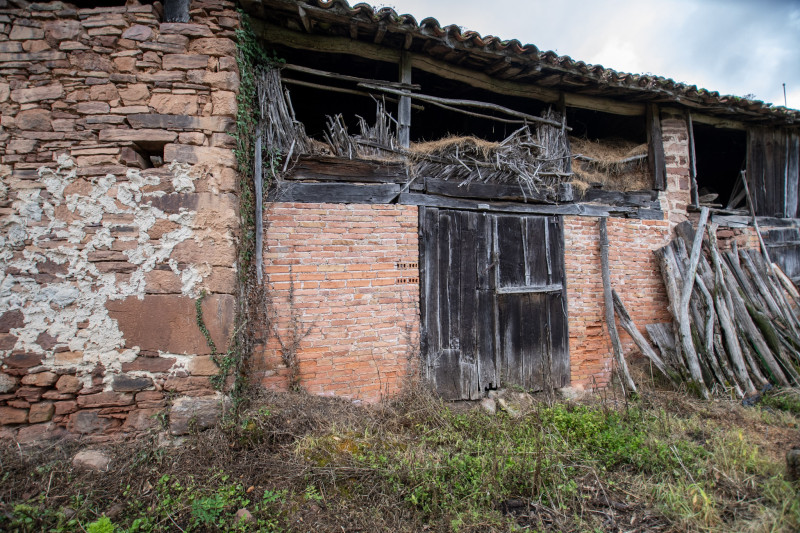 Casa para rehabilitar con cuadra, hórreo  y finca edificable en La Madalena-Villaviciosa