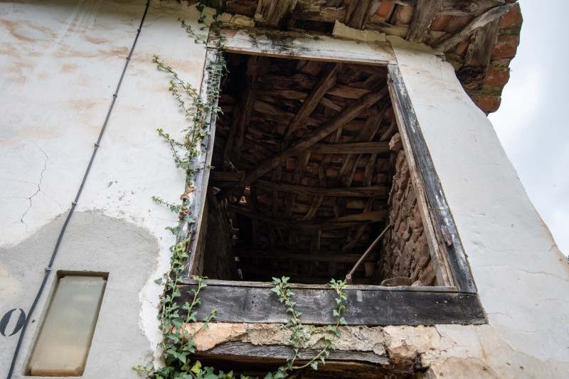 Casa para rehabilitar con cuadra, hórreo  y finca edificable en La Madalena-Villaviciosa