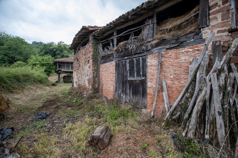 Casa para rehabilitar con cuadra, hórreo  y finca edificable en La Madalena-Villaviciosa