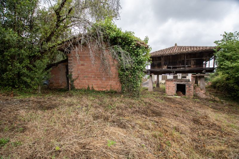 Casa para rehabilitar con cuadra, hórreo  y finca edificable en La Madalena-Villaviciosa