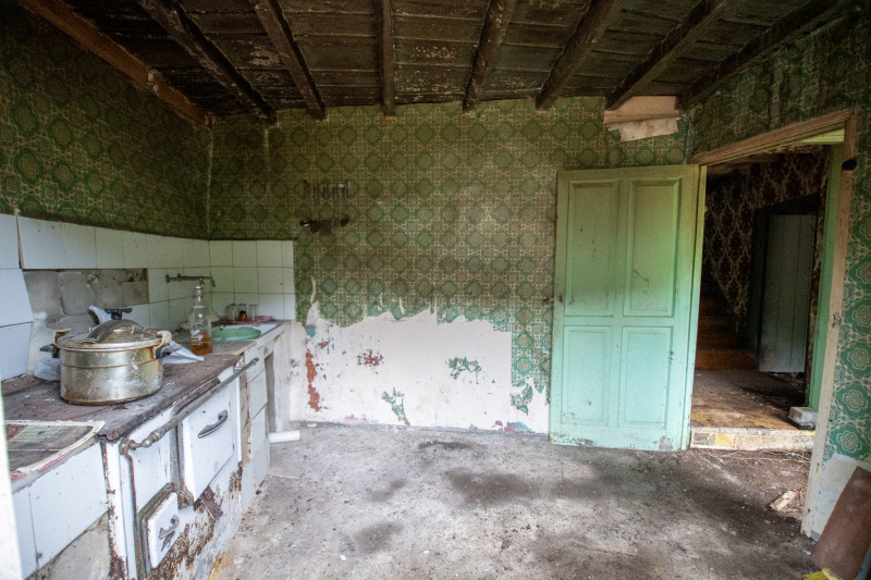Casa para rehabilitar con cuadra, hórreo  y finca edificable en La Madalena-Villaviciosa