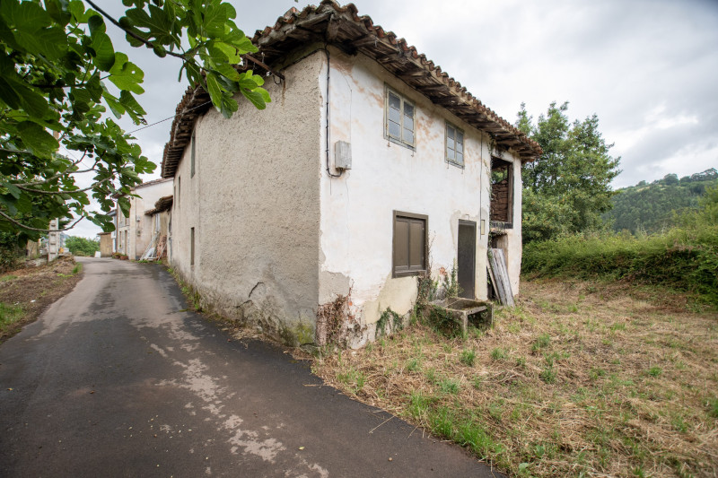 Casa para rehabilitar con cuadra, hórreo  y finca edificable en La Madalena-Villaviciosa