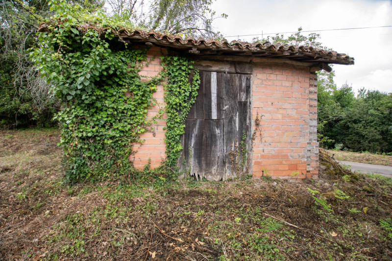 Casa para rehabilitar con cuadra, hórreo  y finca edificable en La Madalena-Villaviciosa