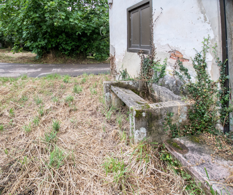 Casa para rehabilitar con cuadra, hórreo  y finca edificable en La Madalena-Villaviciosa