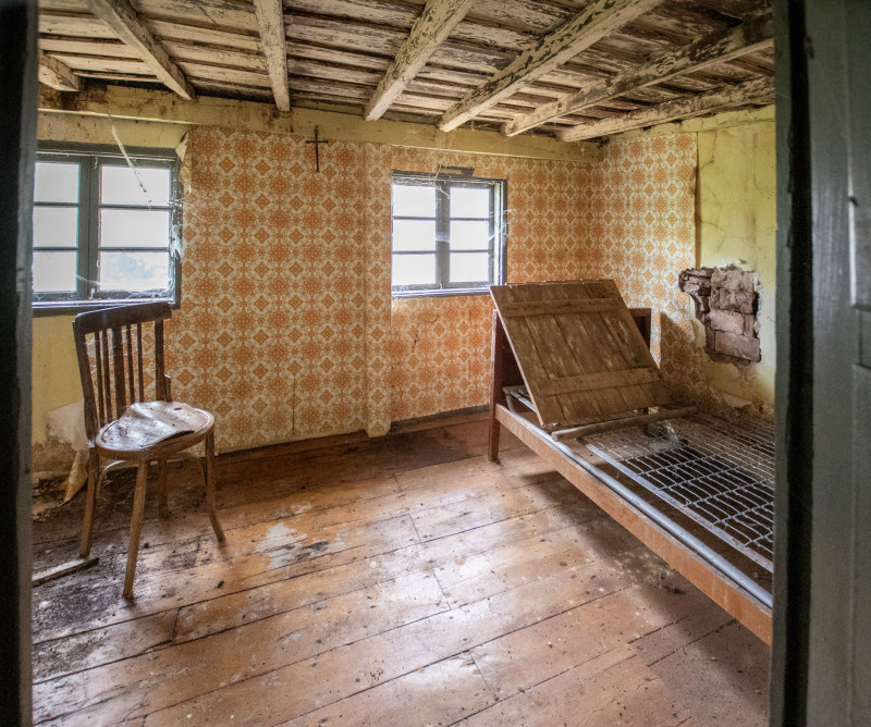 Casa para rehabilitar con cuadra, hórreo  y finca edificable en La Madalena-Villaviciosa