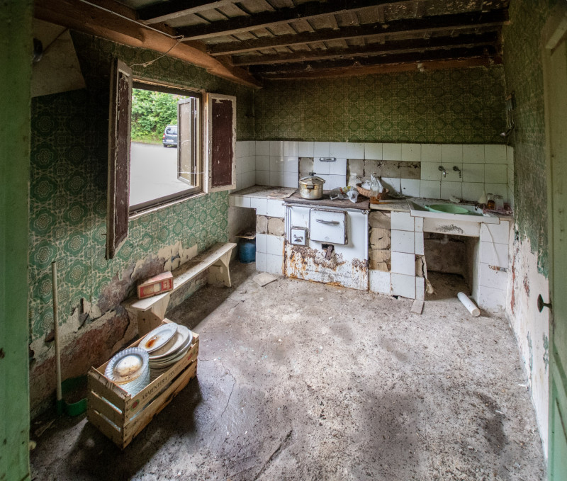 Casa para rehabilitar con cuadra, hórreo  y finca edificable en La Madalena-Villaviciosa