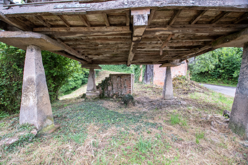 Casa para rehabilitar con cuadra, hórreo  y finca edificable en La Madalena-Villaviciosa