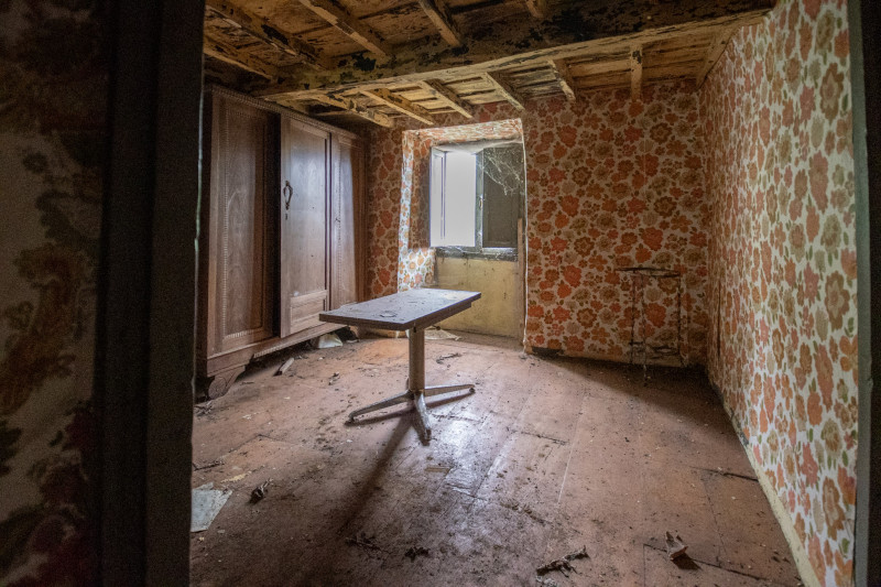 Casa para rehabilitar con cuadra, hórreo  y finca edificable en La Madalena-Villaviciosa