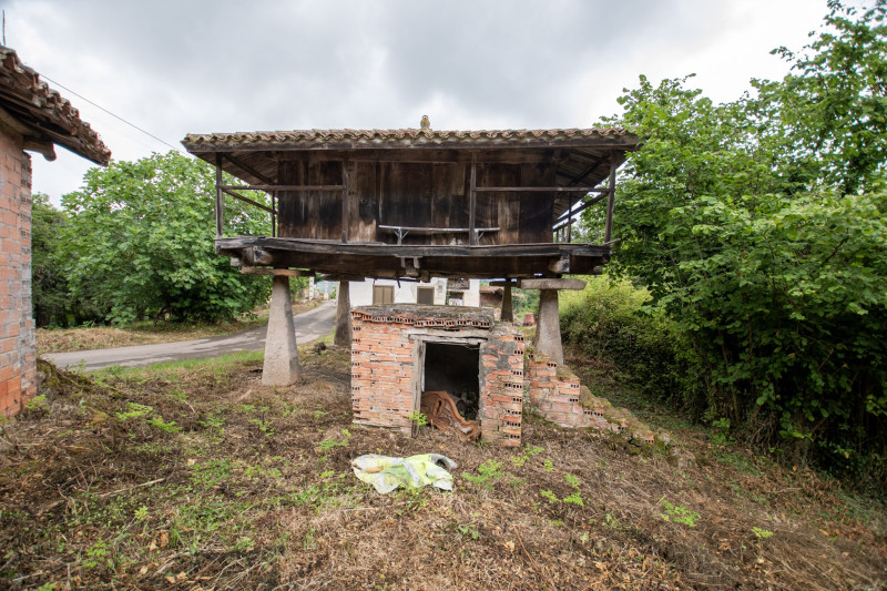 Casa para rehabilitar con cuadra, hórreo  y finca edificable en La Madalena-Villaviciosa