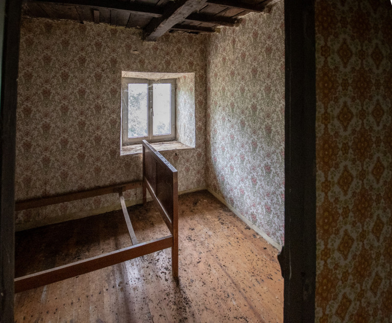 Casa para rehabilitar con cuadra, hórreo  y finca edificable en La Madalena-Villaviciosa